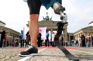 L’atleta paraolímpic Heinrich Popow, preparat per a una carrera simbòlica de 100 metres a la Porta de Brandenburg de Berlín, Alemanya, per celebrar els 100 dies que falten per al començament dels Jocs Olímpics de Londres.