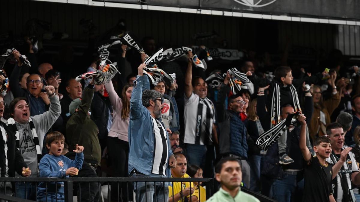 Aficionados animando en el SkyFi Castalia.
