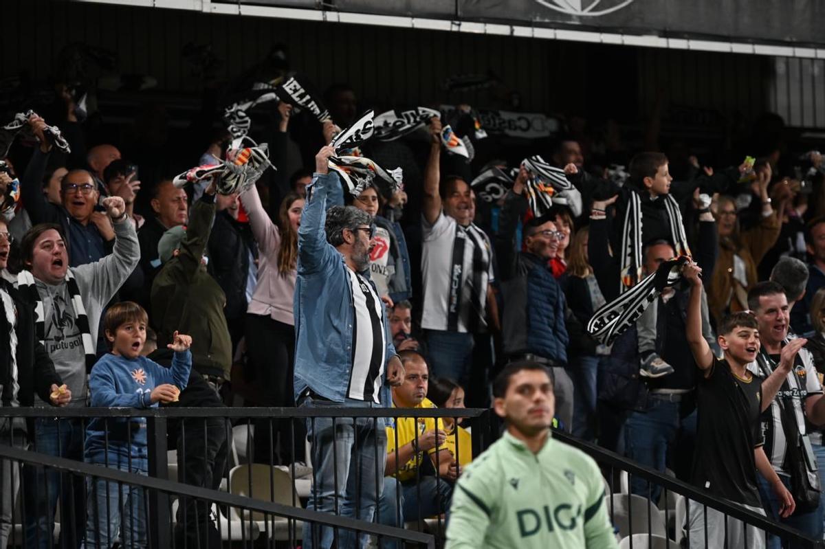 La afición del CD Castellón se lo pasa en grande desde el 1-0 marcado por Cipenga ante el Cádiz.