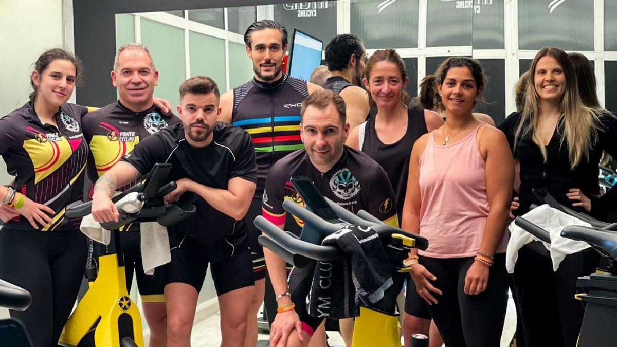 Miembros del equipo de Powercycling con algunos monitores y usuarios del Centro Deportivo Atlas. | |CEDIDAS A LNE