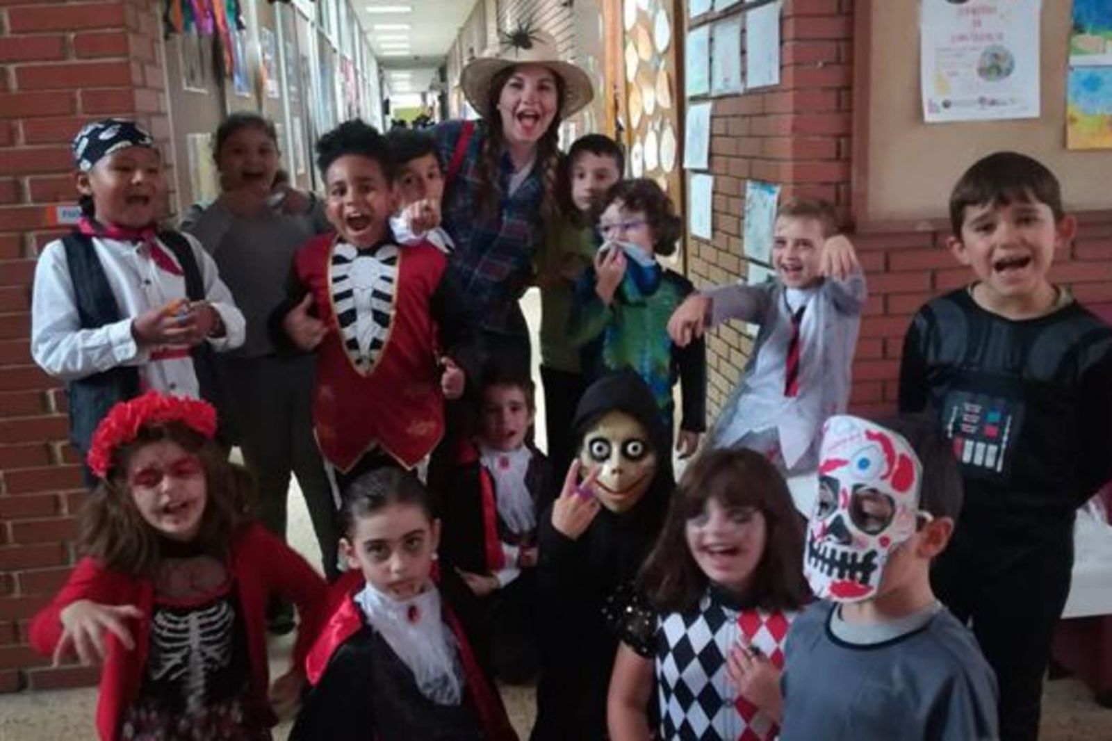 Una clase del colegio Marcelo Gago en plena celebración de Halloween.