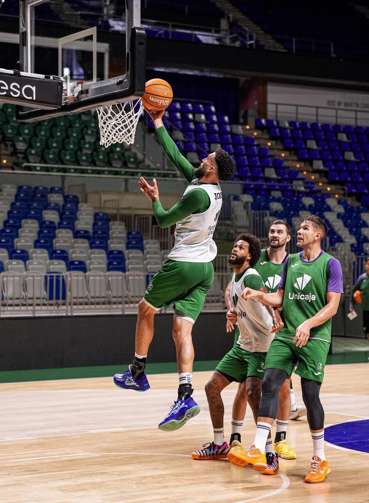 Duarte convierte una canasta durante el entrenaiento de este martes del Unicaja.