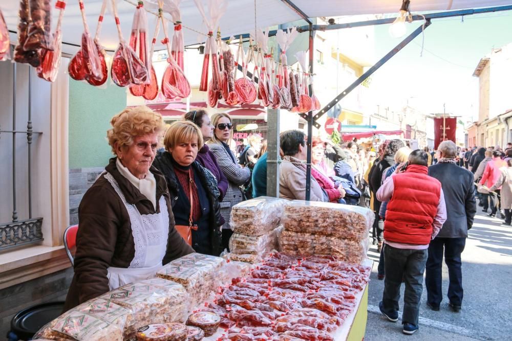 Miles de fieles han acompañado la imagen de Santa Águeda hasta su ermita en un camino jalonado por puestos de dulces