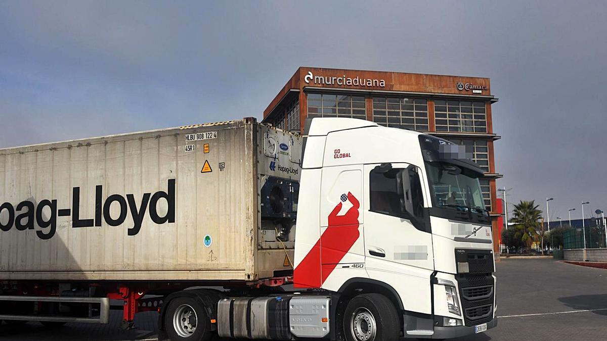 Un camión en las instalaciones de la Aduana de la Cámara de Comercio de Murcia. | ISRAEL SÁNCHEZ