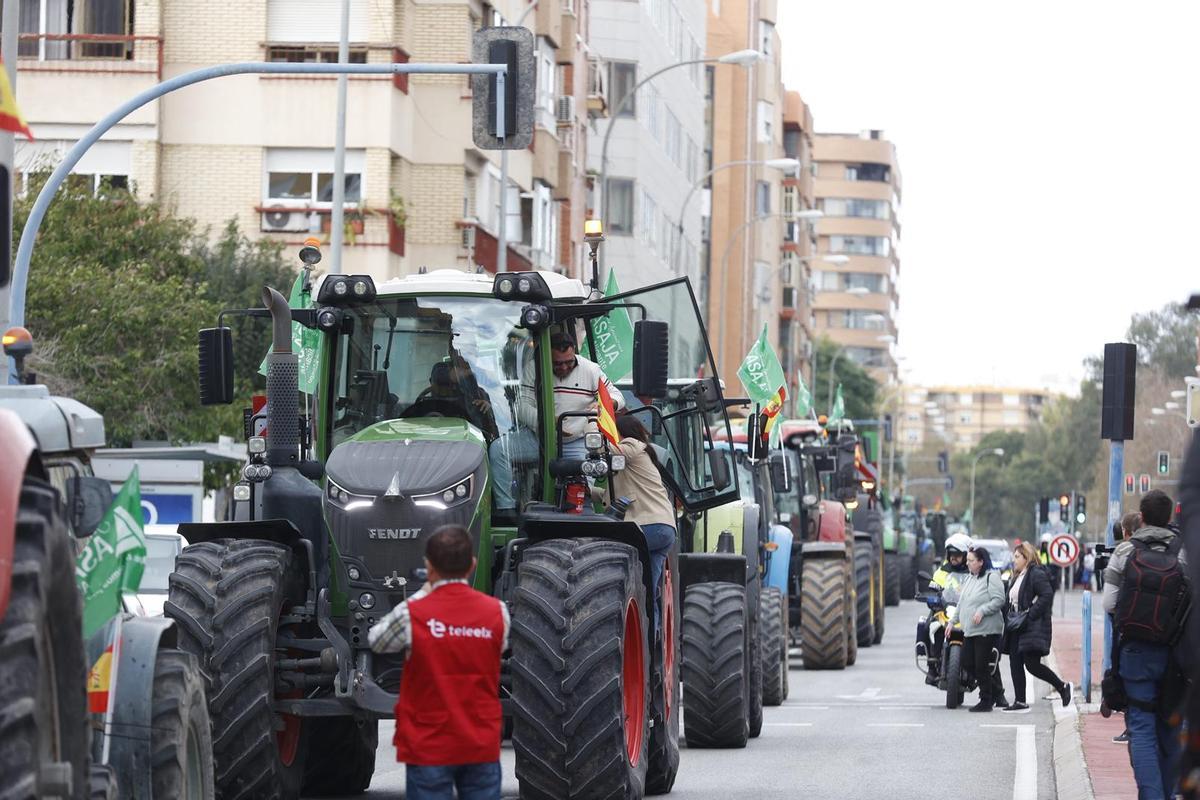 La tractorada bloquea el centro de Alicante: el campo asalta la capital