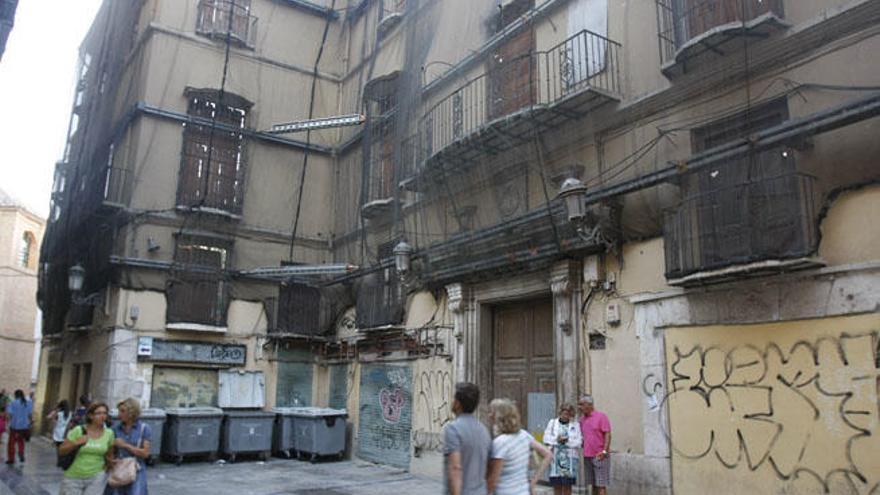 La fachada, muy deteriorada, es lo únio que se conserva del viejo edificio.