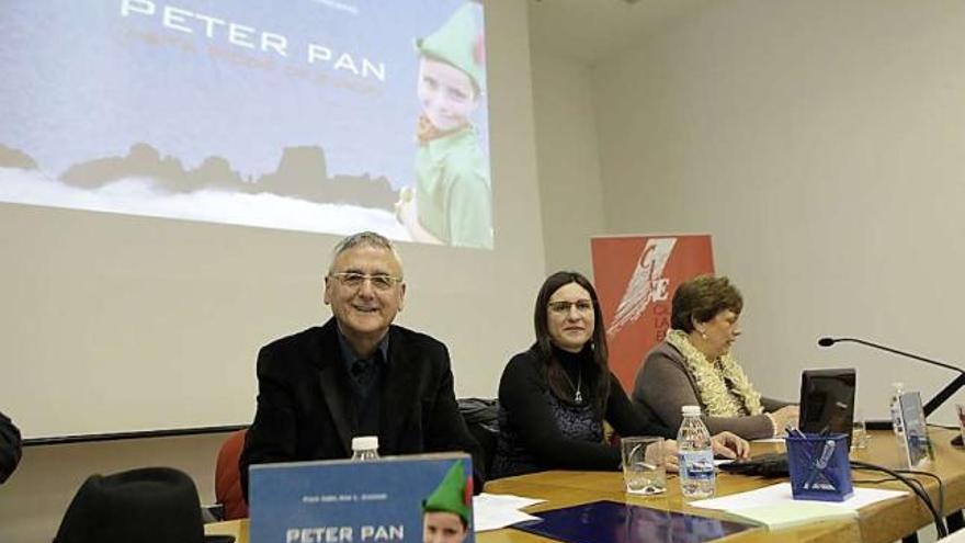 De izquierda a derecha, Paco Abril, Ana Chicano y Milagros García, ayer, en la presentación del libro.