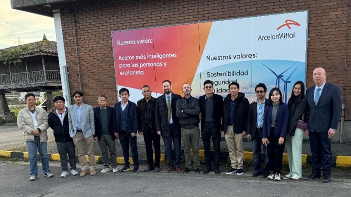 Delegación de empresas tailandesas en las instalaciones de ArcelorMittal en Gijón