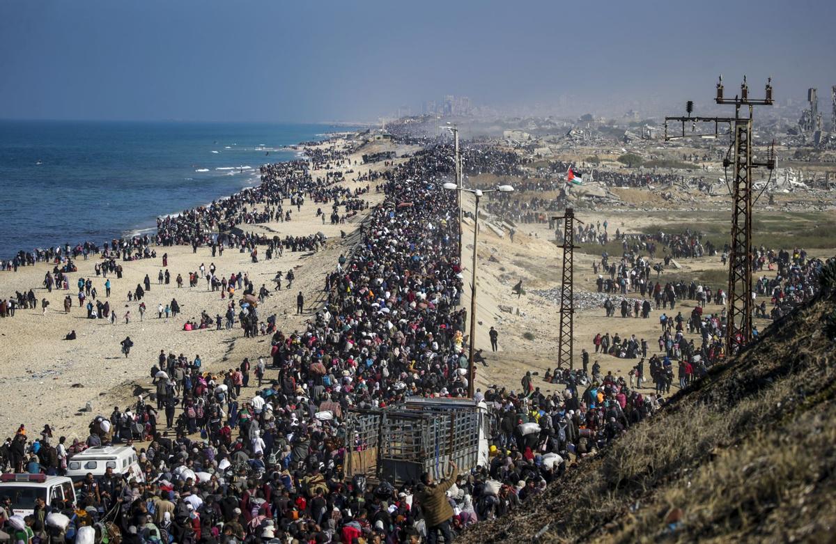 Palestinos desplazados regresan a sus hogares al norte de una Gaza ...