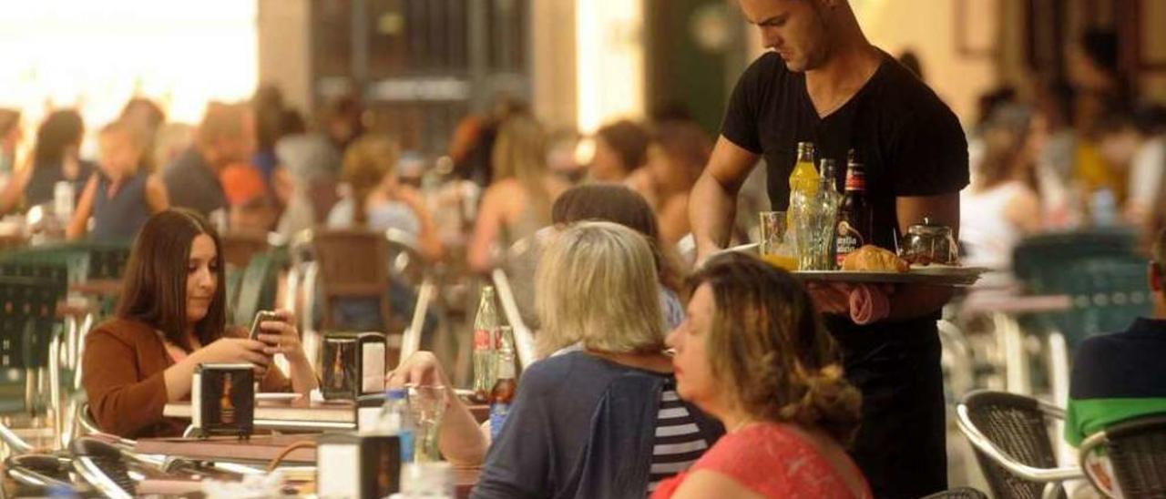 Terraza de un establecimiento de hostelería en una calle de Vilagarcía. // Noé Parga