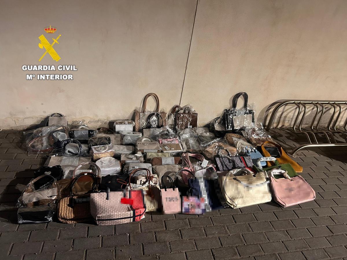 Bolsos intervenidos durante la operación.