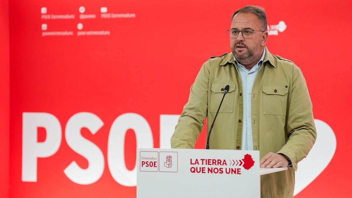 El portavoz del Comité Electoral del PSOE de Extremadura, Antonio Rodríguez Osuna, ofrece una rueda de prensa
