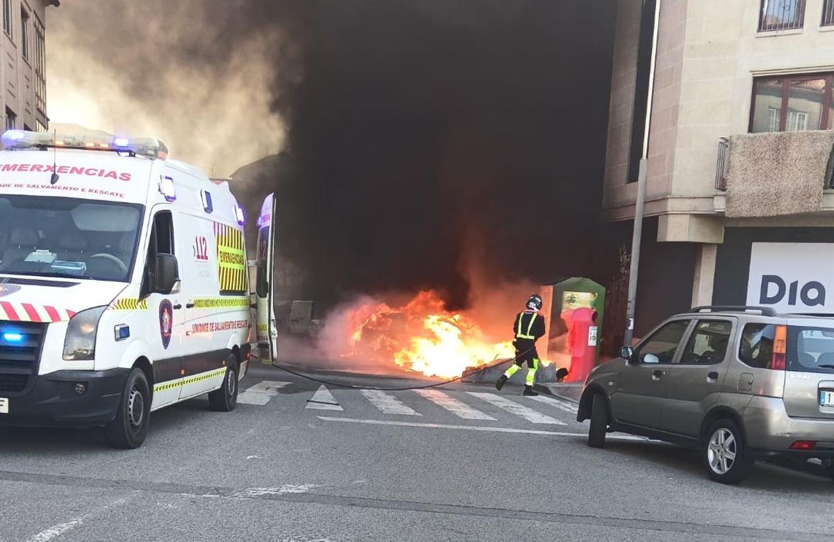 Un momento de la extinción del incendio de Cambados.