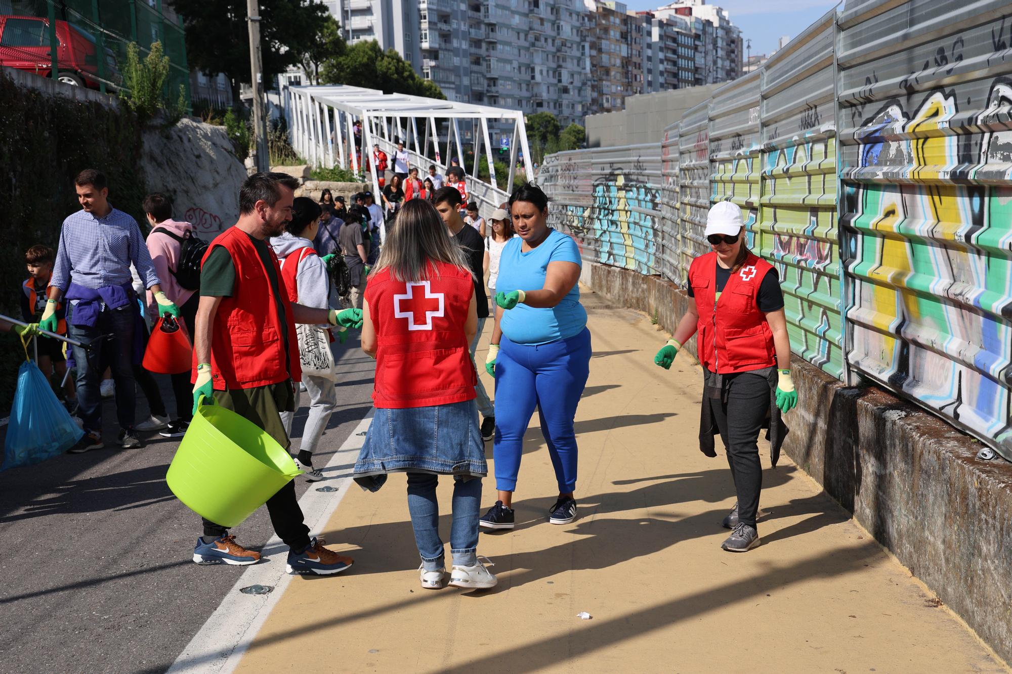 Voluntarios de Cruz Roja recogen basura en la Vía Verde