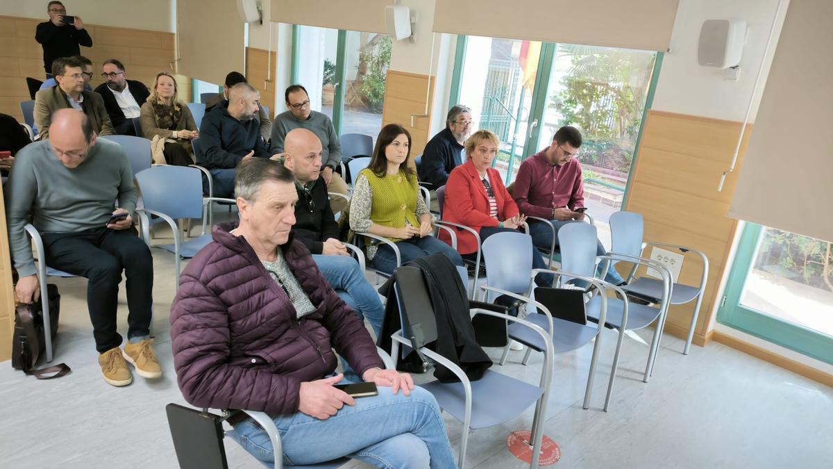 Alcaldes, alcaldesas y concejales, esta mañana antes de la reunión