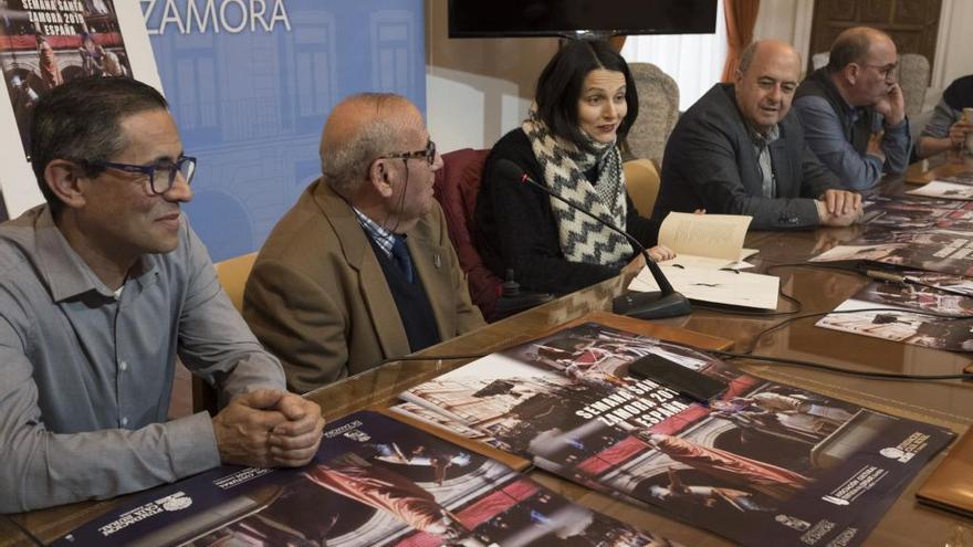 Reresentantes de distintas cofradías posan junto a María Eugenia Cabezas y José Marcos Díez.