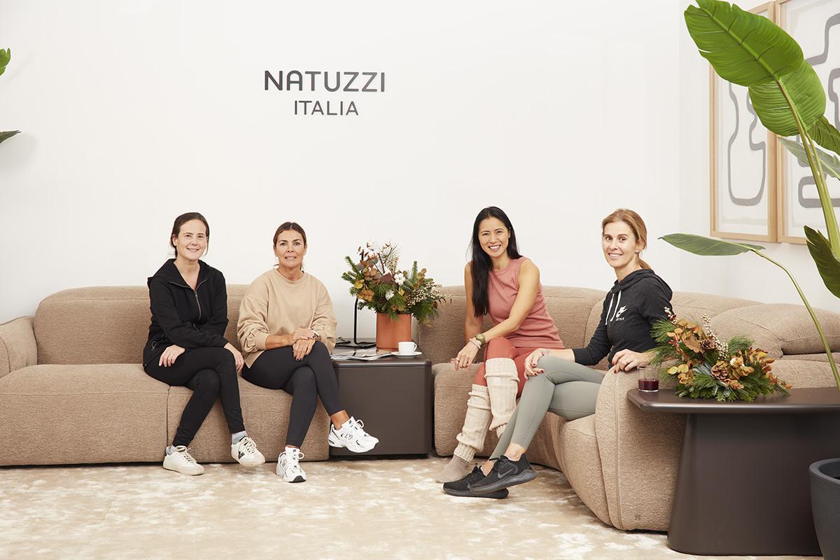 Lectoras de Woman probando el sofá Mindful de Natuzzi