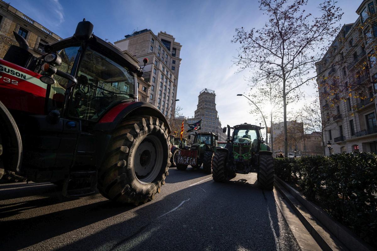 Tractores circulando por la Gran Via de Barcelona