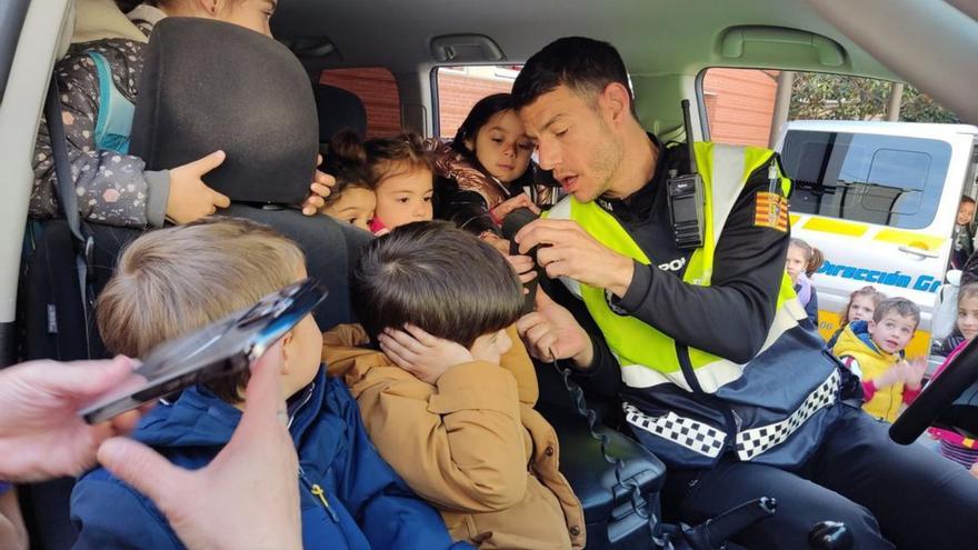 Los pequeños podrán conocer los vehículos de la Policía Local. | SERVICIO ESPECIAL