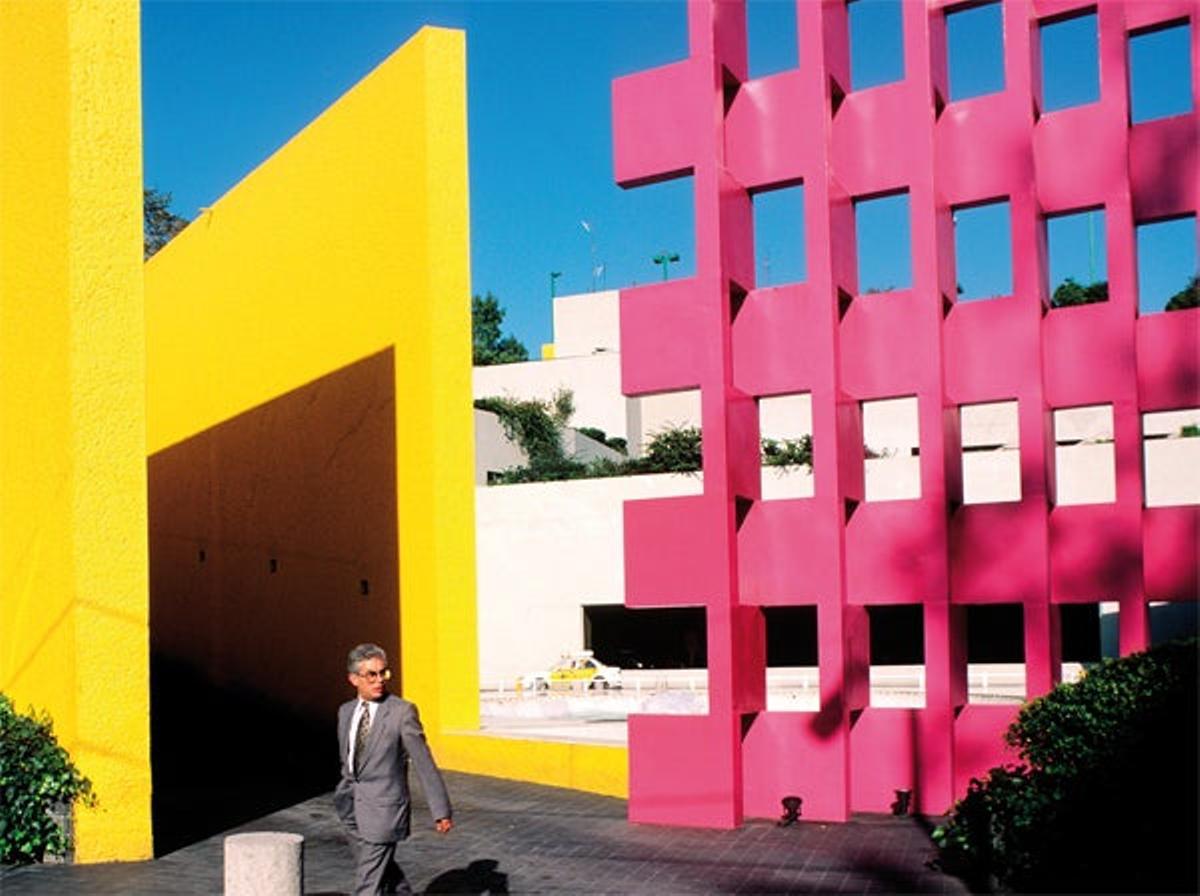 Sonbre estas líneas, ejemplo
de arquitectura de diseño
y vanguardia en el barrio
Polanco de Méxic Sonbre estas líneas, ejemplo
de arquitectura de diseño
y vanguardia en el barrio
Polanco de Méxic