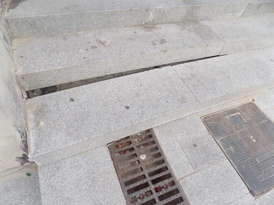 Brutícia al parc infantil de la plaça de la Reform