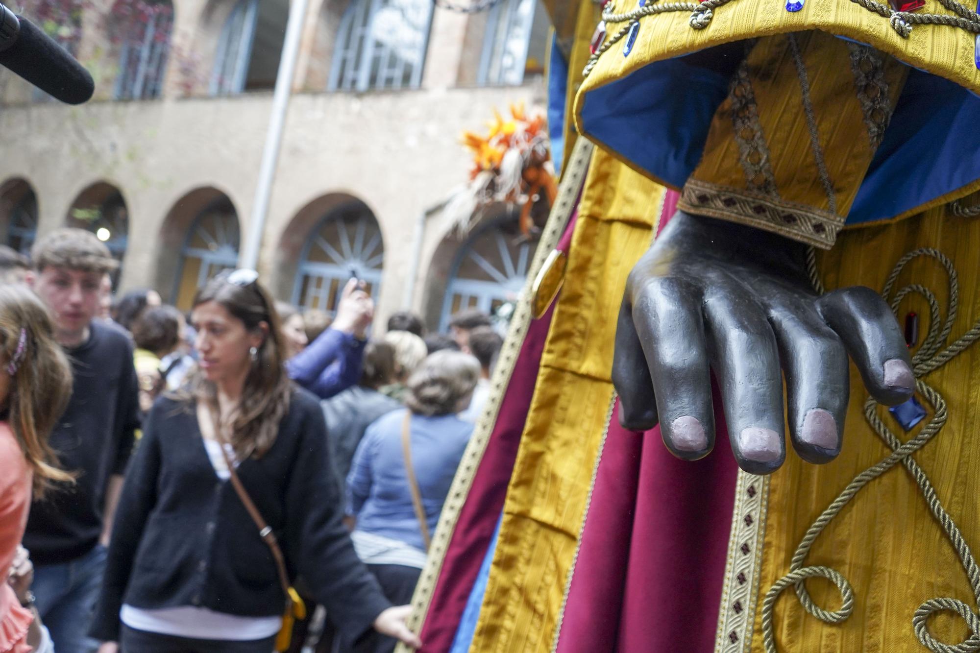 Els gegants de la Patum s'ennobleixen amb nous vestits que encisen els berguedans
