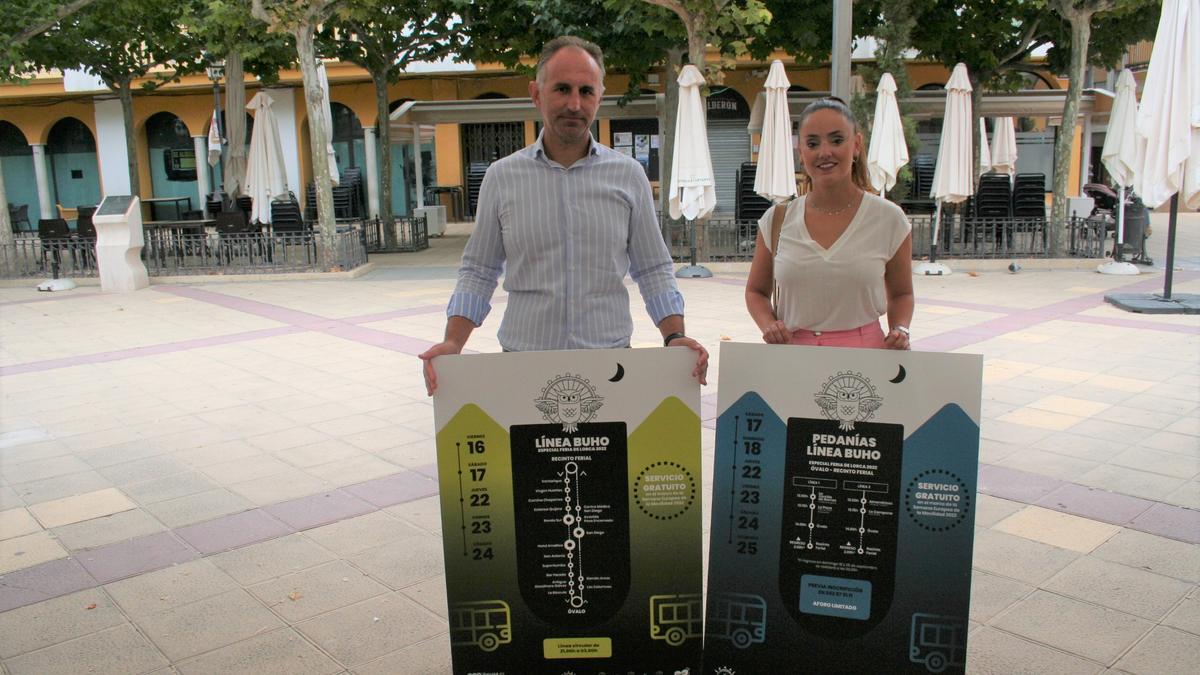 Francisco Ibáñez e Irene Jódar, con la cartelería del Búho Bus de barrios y pedanías.