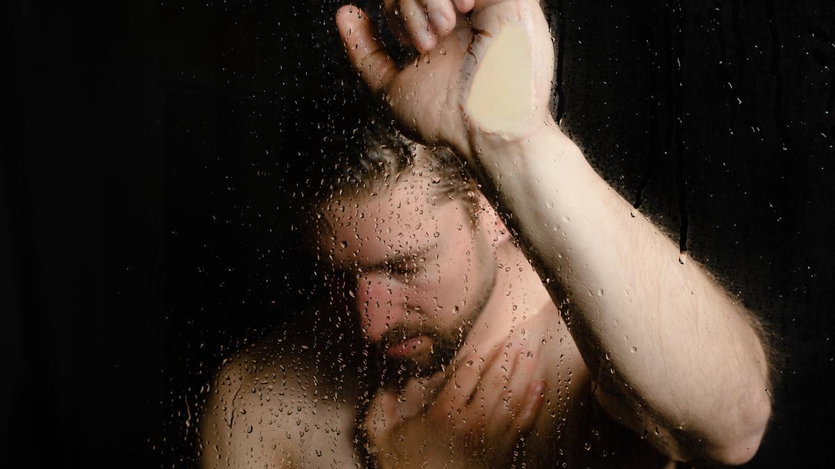 LIMPIAR MAMPARA | El truco definitivo para dejar impoluta la mampara de la ducha