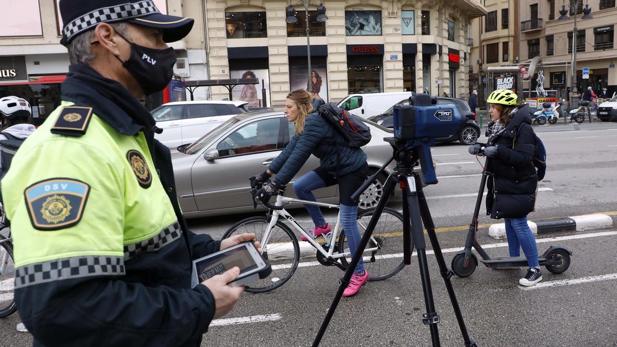 Agente de la Policía Local con el radar para patinetes.