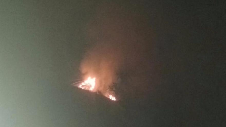 Las llamas del incendio ocurrido la madrugada de ayer en Tejeda.