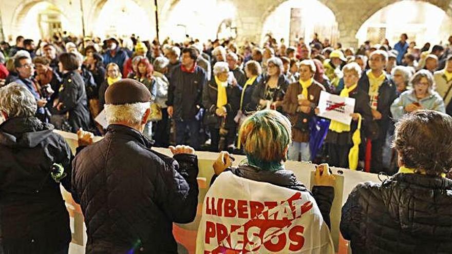 La concentració va reunir centenars de persones al vespre a Girona.