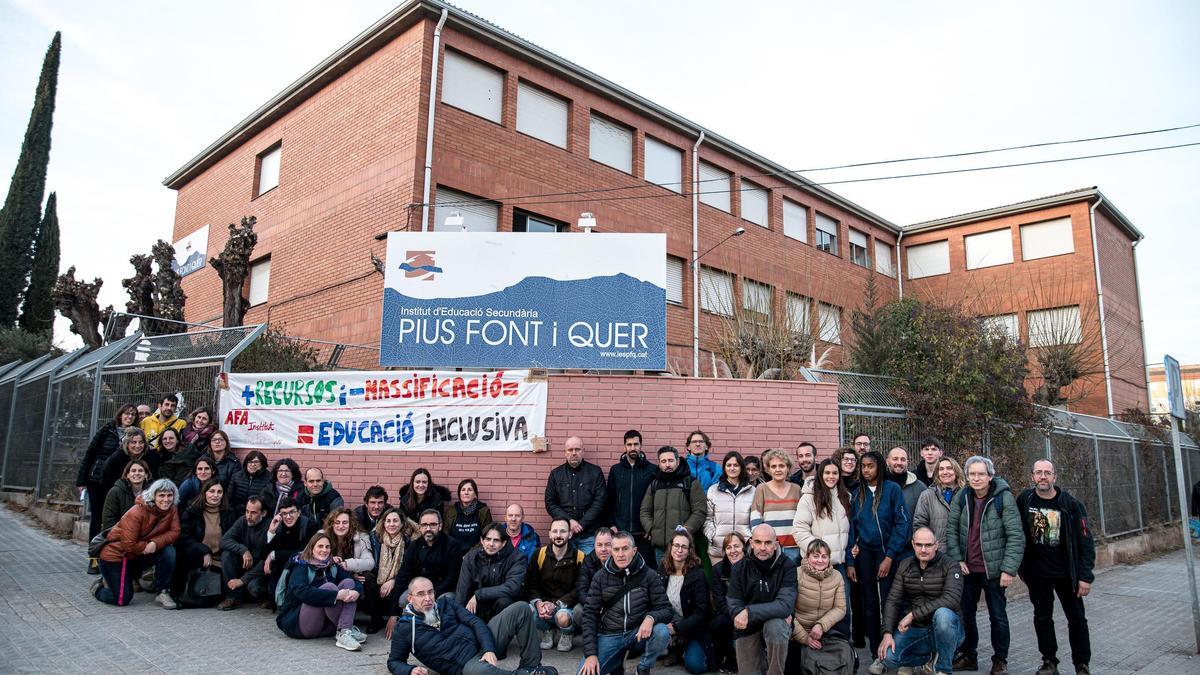Professors i membres de l'AFA del Pius Font i Quer de Manresa, davant l'insitut amb la pancarta contra la massificació