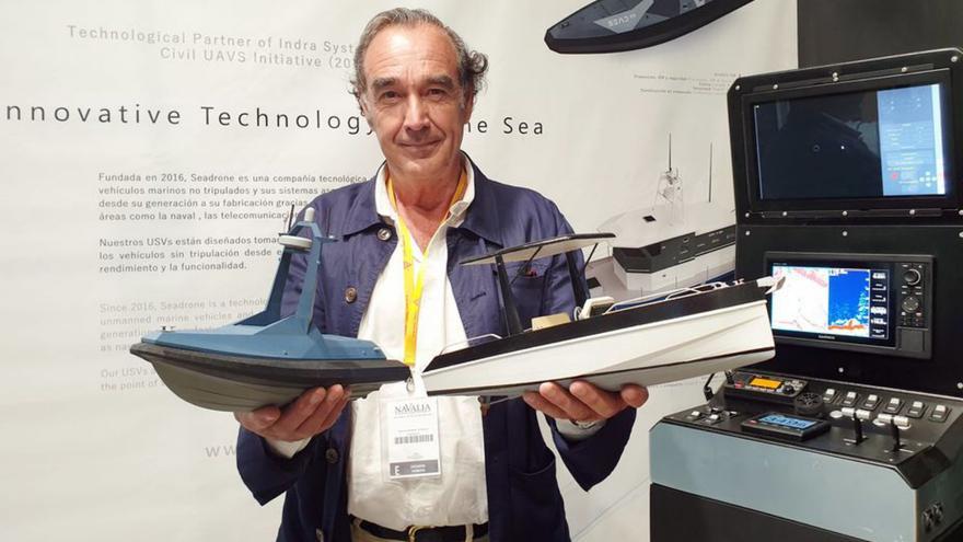Íñigo Echenique, responsable de la firma, con una maqueta del “SEAD 23” y el nuevo barco de recreo, a la derecha. | // MARTA G. BREA