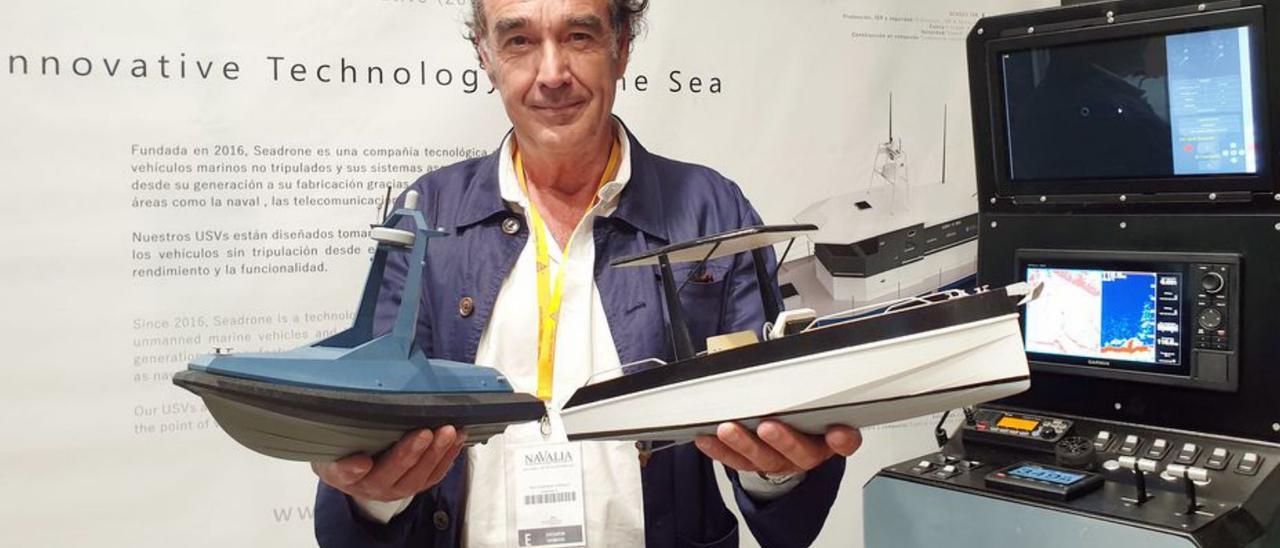 Íñigo Echenique, responsable de la firma, con una maqueta del “SEAD 23” y el nuevo barco de recreo, a la derecha.   | // MARTA G. BREA