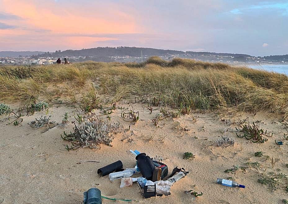 Basura en el cordón dunar de A Lanzada.