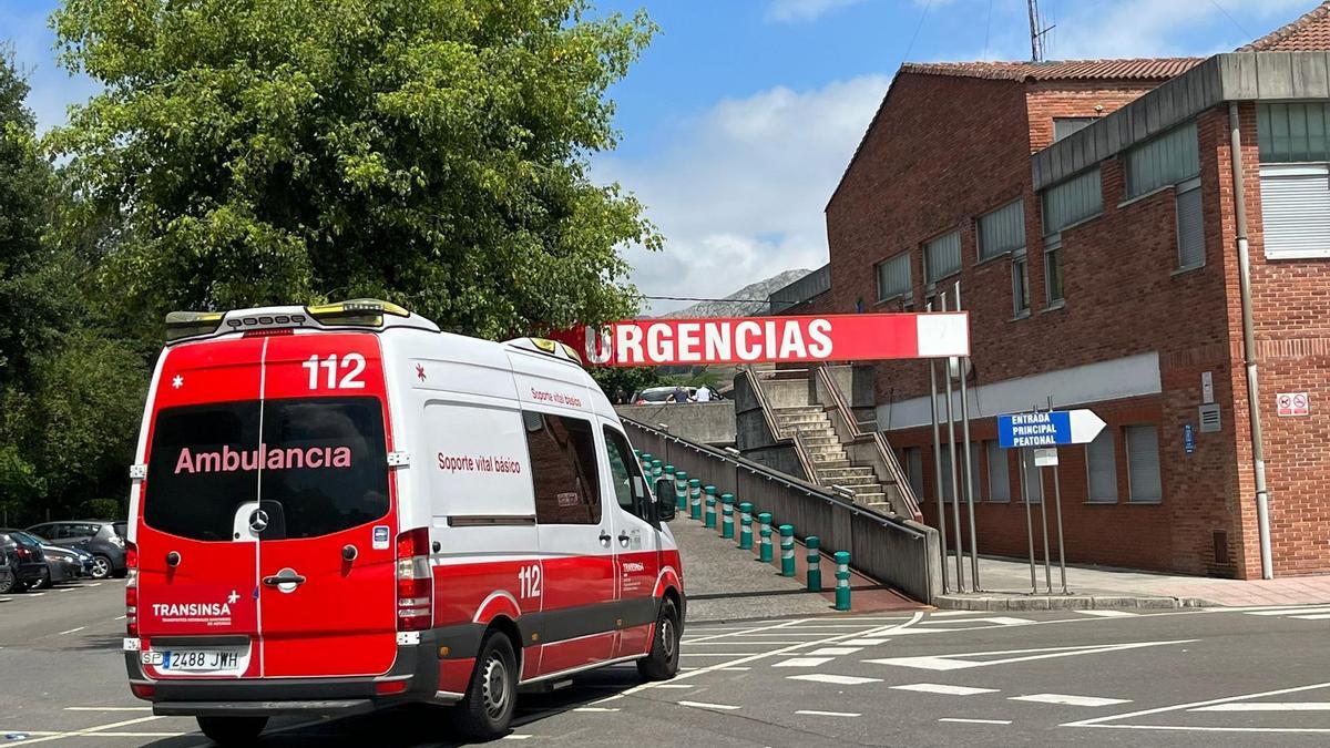 Una ambulancia con heridos del accidente de autobús llegando al hospital de Arriondas.