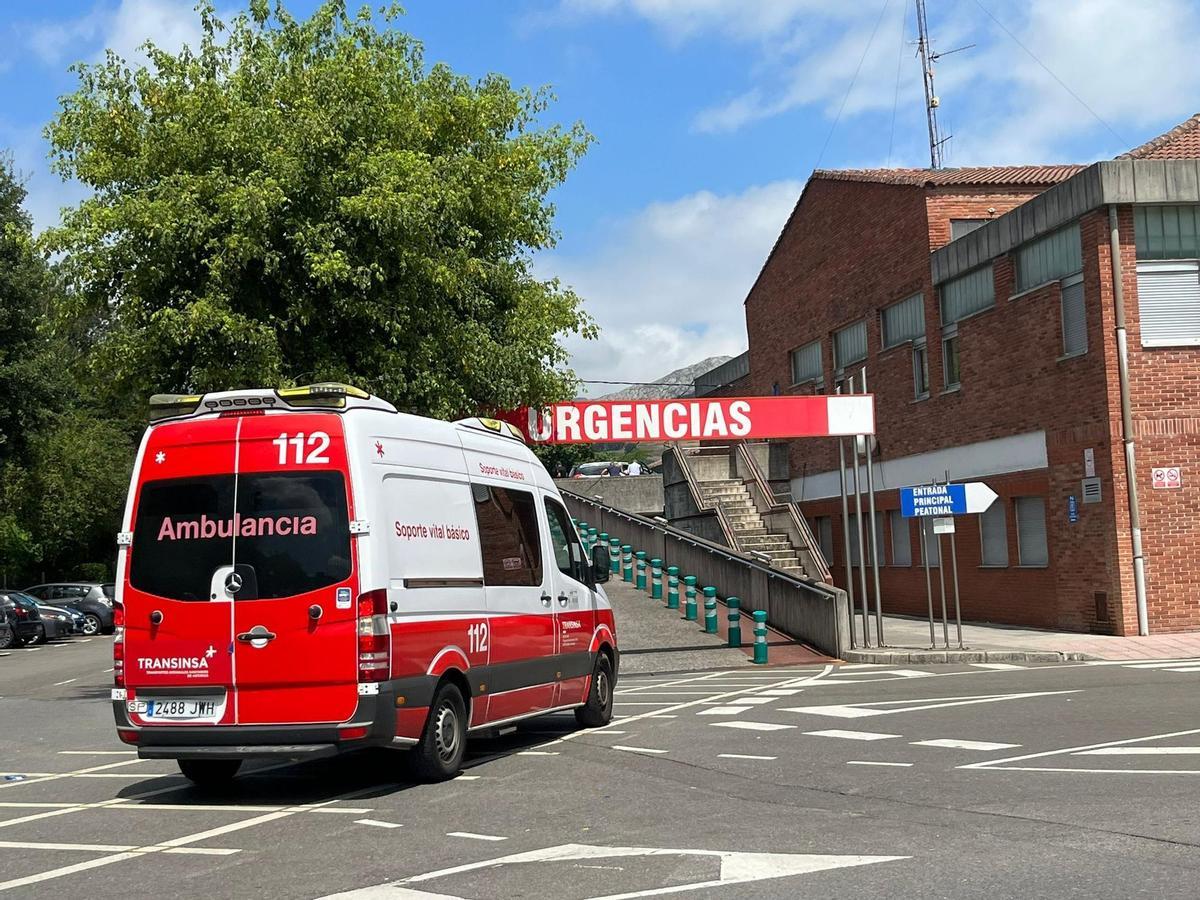 Una ambulancia con heridos del accidente de autobús llegando al hospital de Arriondas.