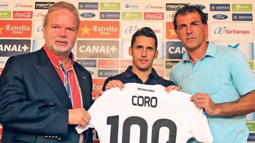 Ferran Corominas, en el medio, junto al presidente Utz Claassen y el director deportivo Miquel Àngel Nadal.