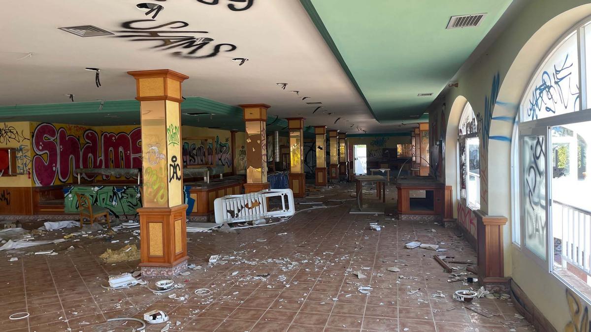 Los vecinos de Allà Dins denuncian la peligrosidad del hotel abandonado