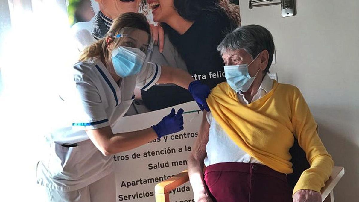 Se retoman las primeras dosis a residentes y trabajadores de centros | LEVANTE-EMV