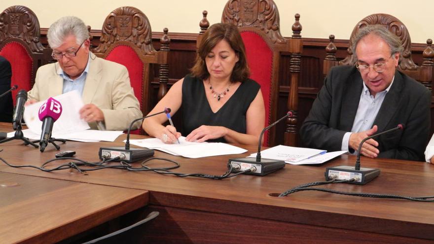 La presidenta Armengol firmando el convenio del nuevo colegio.