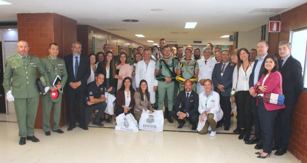 Visita de la Legión a los niños ingresados en el Hospital Materno.