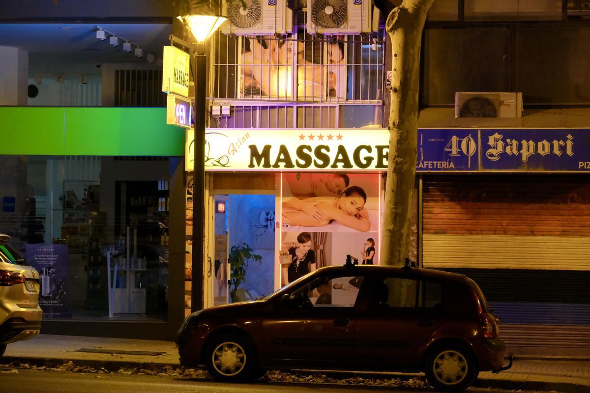 En la calle Marquès de la Sènia hay un local de masajes orientales cada cincuenta metros