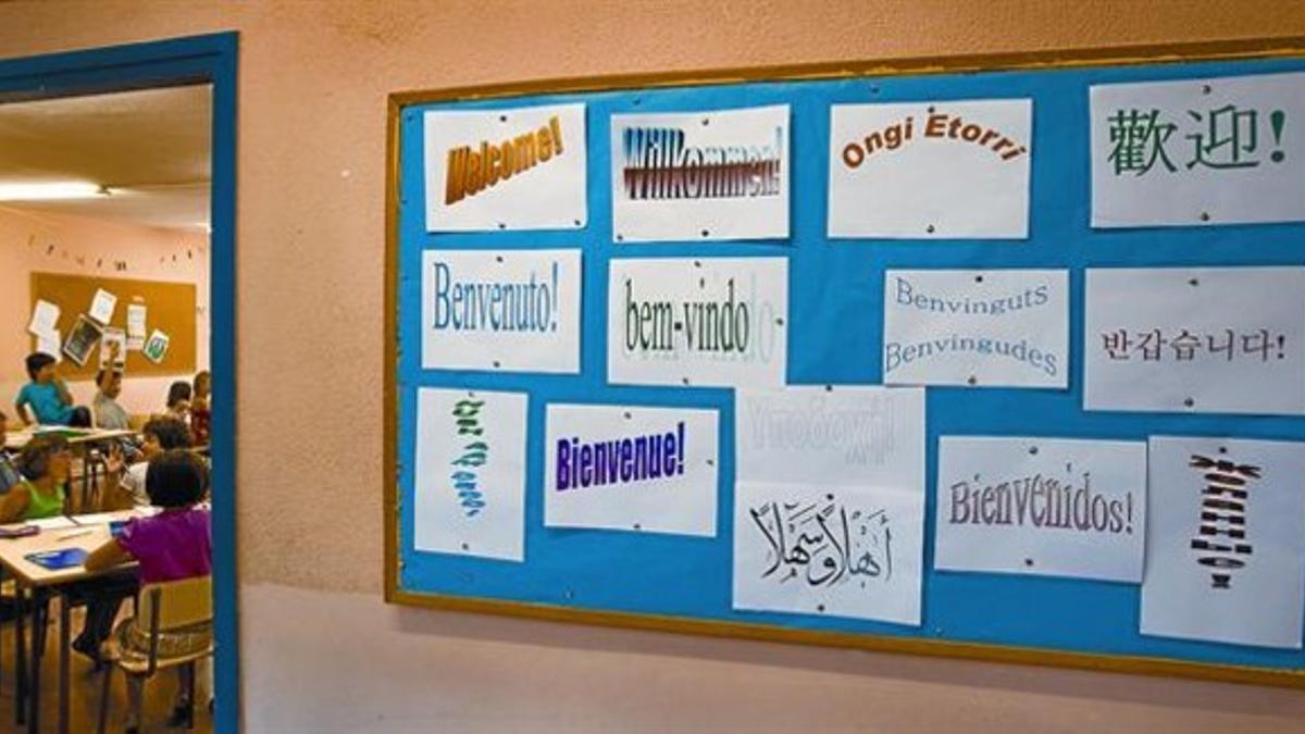 Carteles multilingües dan la bienvenida en un colegio de Barcelona.