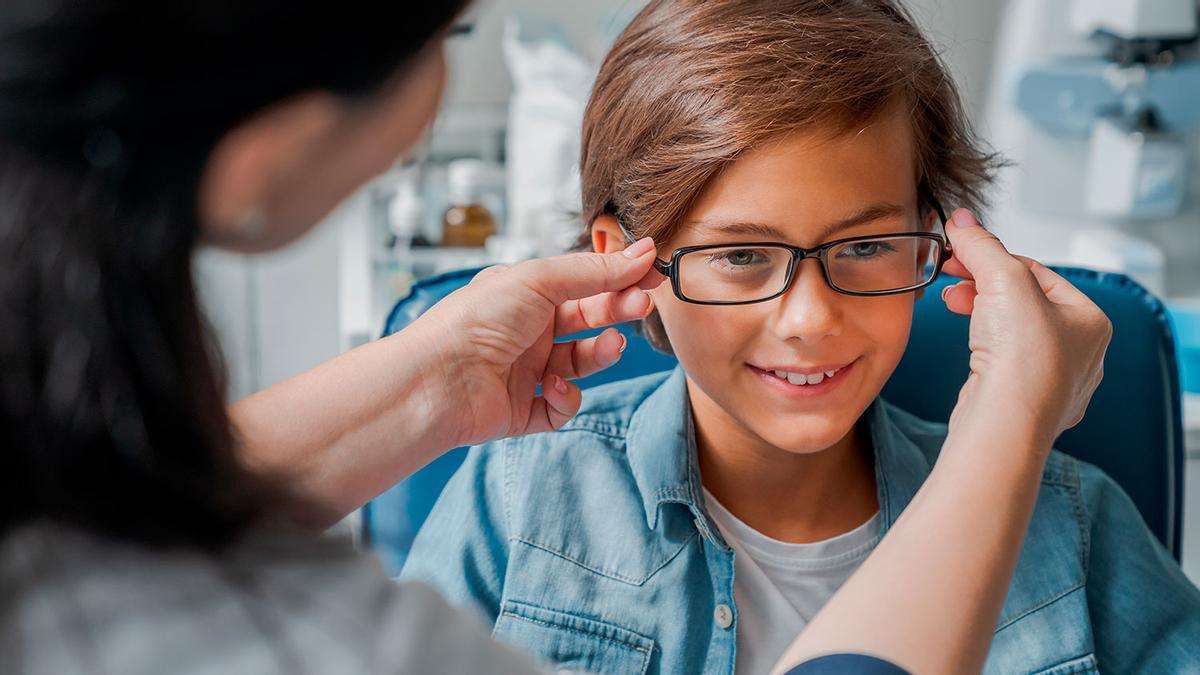 El Gobierno alivia los padres con el plan de ayudas de 100 euros a menores de 16 años para la adquisición de gafas, lentes graduadas y de contacto