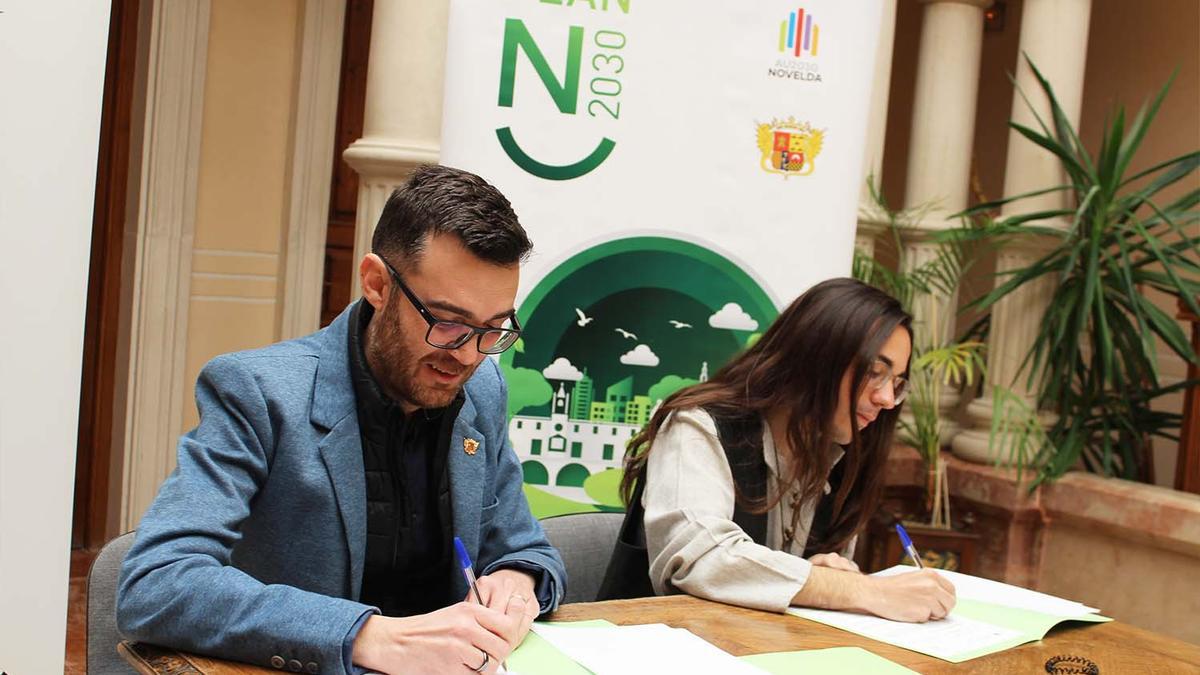 El alcalde de Novelda, Fan Martínez, y el presidente del Consell de la Joventut, David Castillo, Novelda.