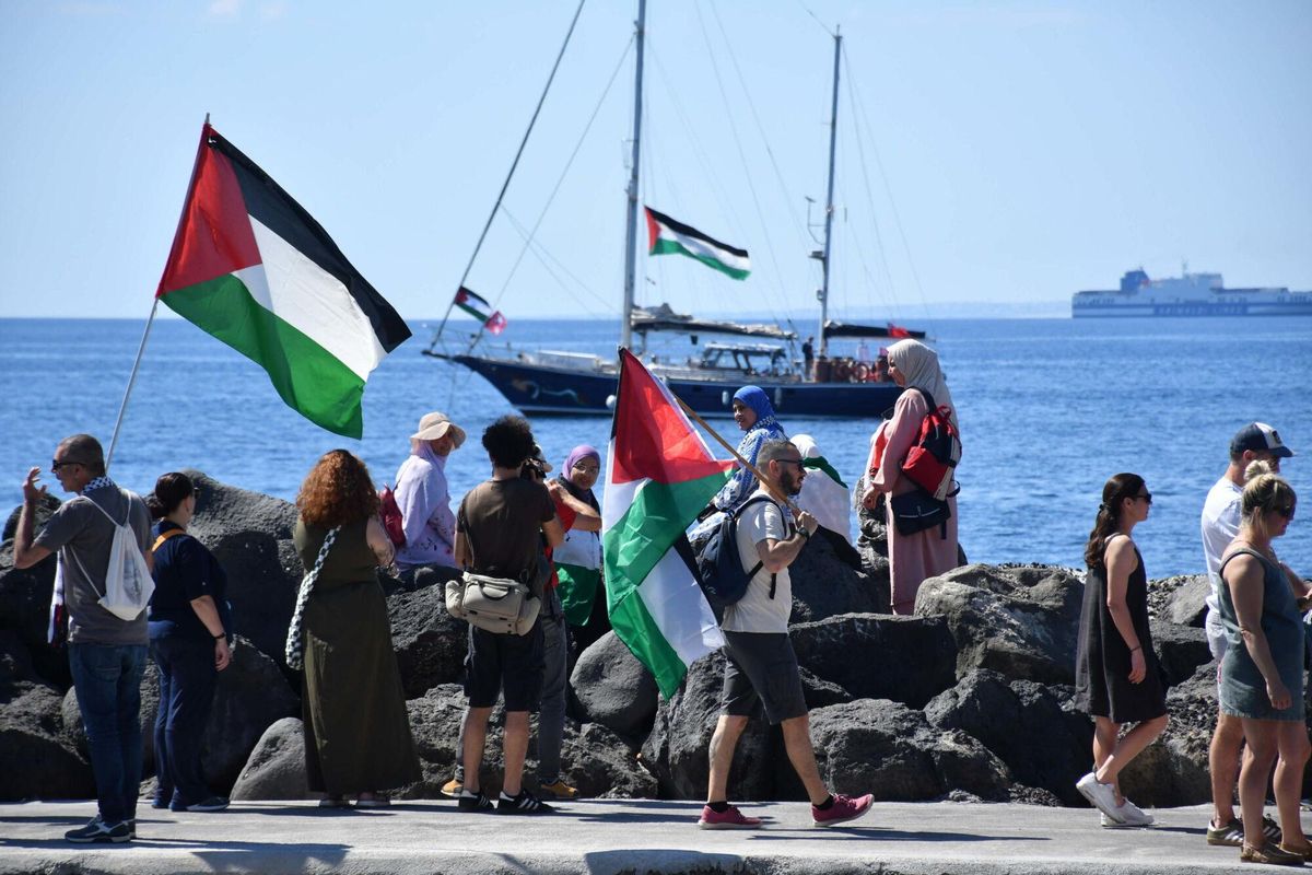 La Flotilla de la Libertad rumbo a Gaza tras zarpar desde el puerto de Catania el 1 de junio de 2025.