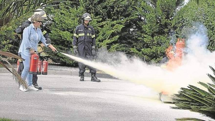 los bomberos enseñan a utilizar extintores