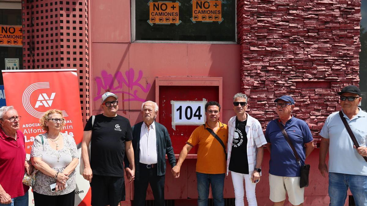 Los vecinos de La Calzada, este jueves, colocando el cartel de 104 días sin respuesta de Óscar Puente.