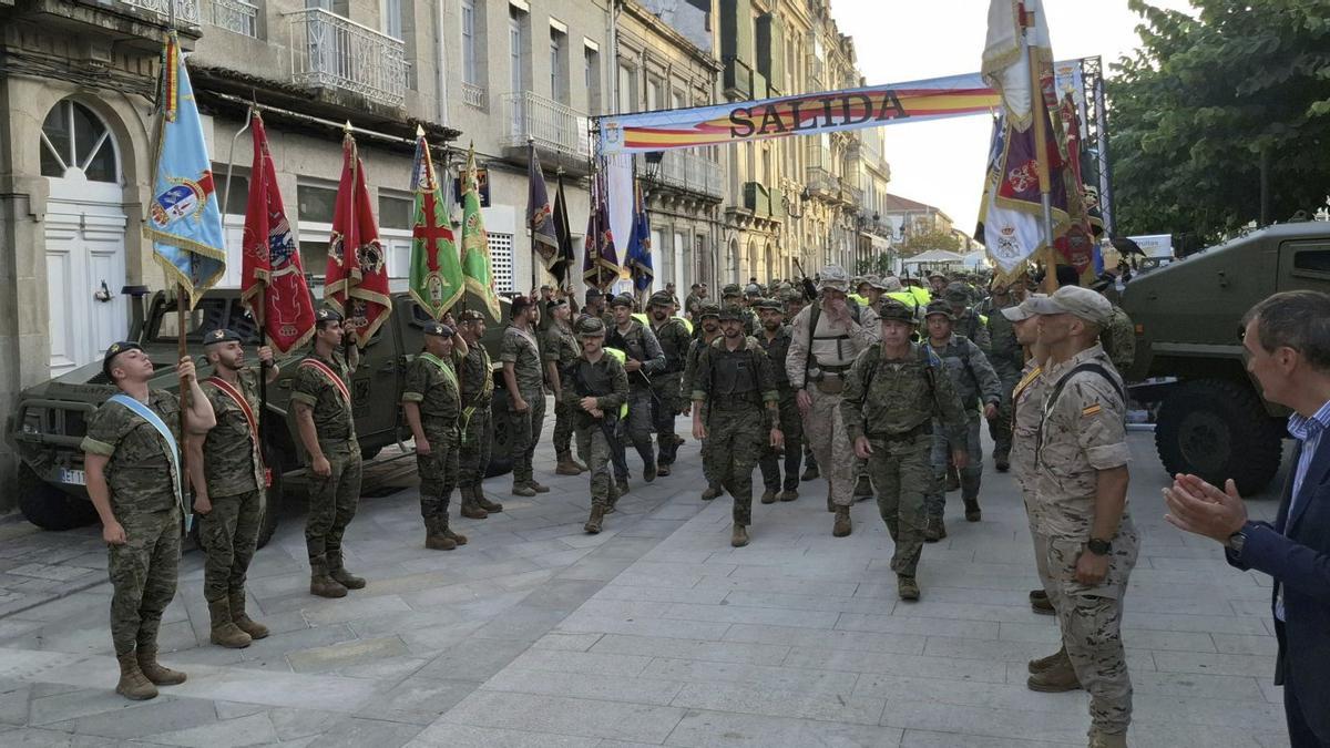 Salida del Concurso de Patrullas de la Brilat desde el Paseo da Corredoira, ayer, en Tui.